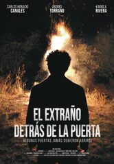 El extraño detrás de la puerta