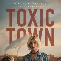 Toxic Town: La battaglia per la giustizia nella serie tv Netflix da una storia vera